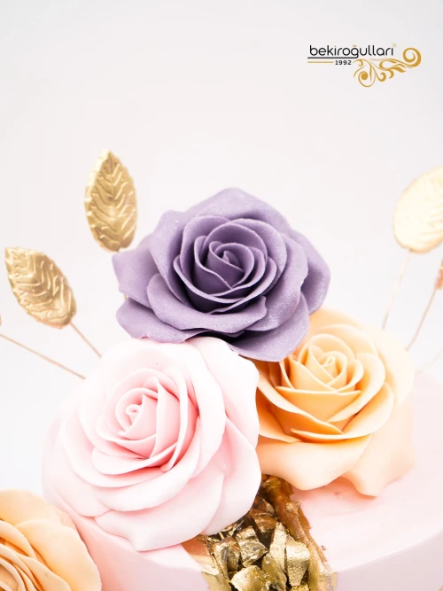 Çiçek Ve Gold Detay Butik Pasta