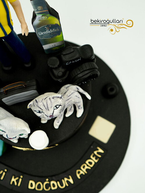 Erkek Figür ve Kedi Pasta