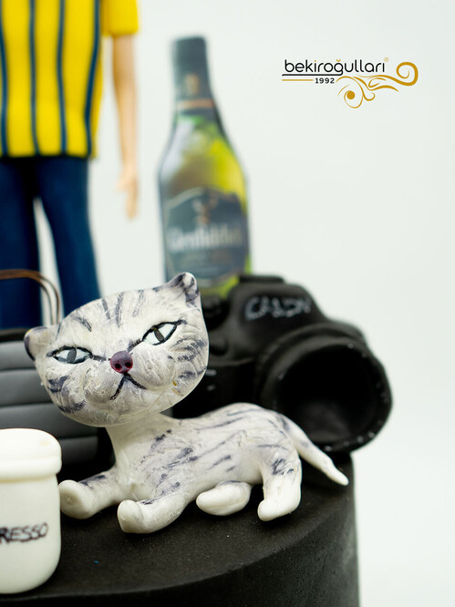 Erkek Figür ve Kedi Pasta