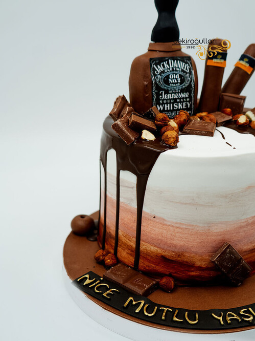 Fındık Süslemeli Butik Pasta