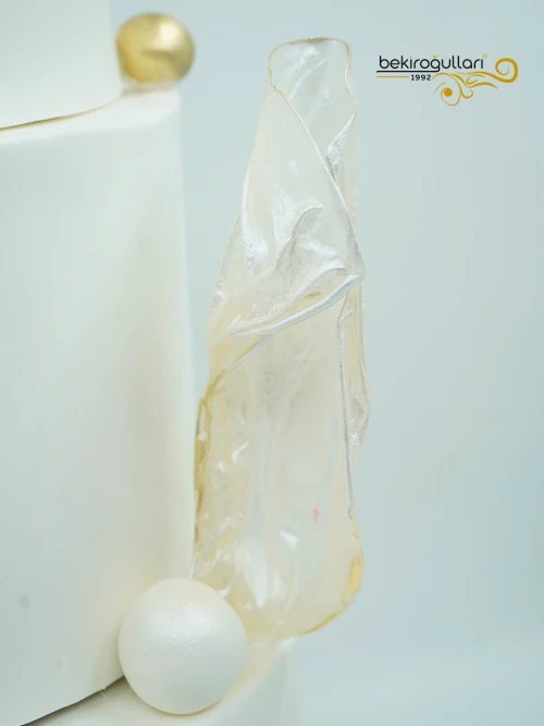 Gold Detay Beyaz Butik Pasta