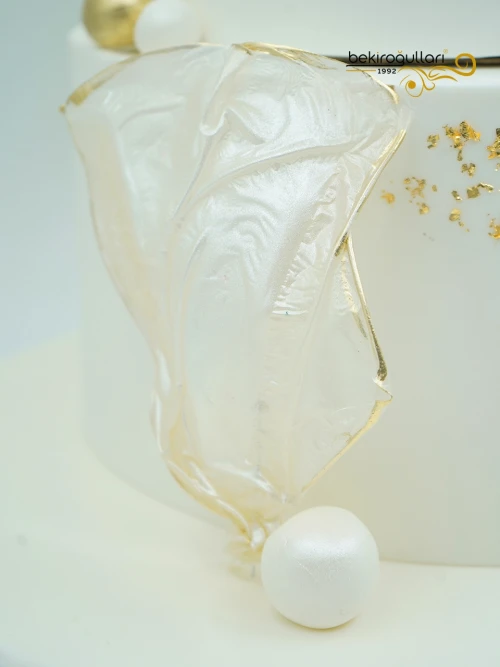 Gold Detay Beyaz Butik Pasta