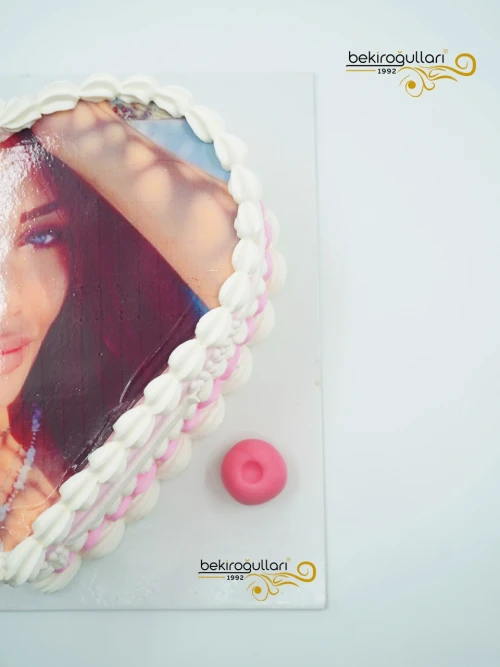 Kalp Detaylı Resimli Pasta