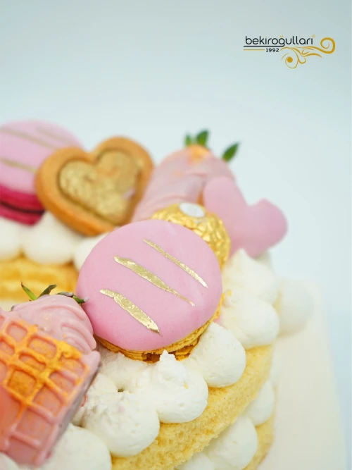 Kalp Temalı Kurabiye Pasta