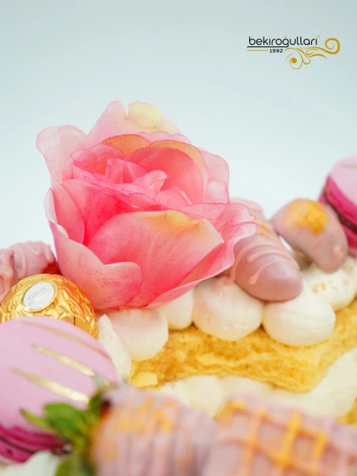 Kalp Temalı Kurabiye Pasta