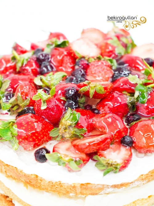 Kırmızı Meyveler Pasta