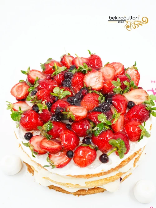 Kırmızı Meyveler Pasta