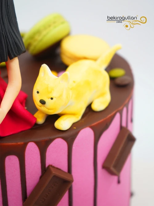 Kız Figür ve Makaron Pasta