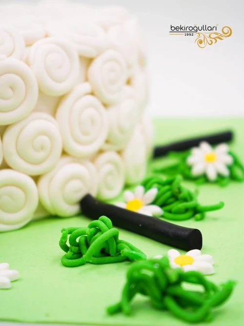 Koyun Ve Kız Çocuk Figür Pasta