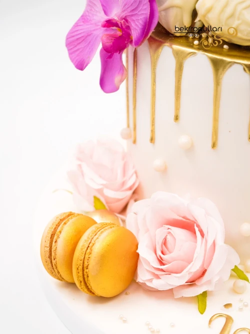 Makaron Ve Çiçek Süslemeli Tasarım Pasta