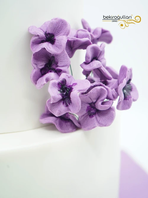 Mor Çiçekli Tasarım Pasta