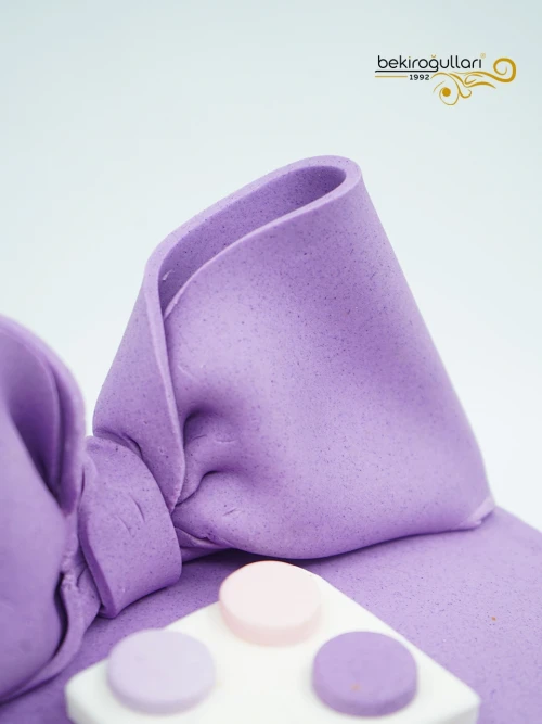 Mor Süslemeli Barbie Butik Pasta