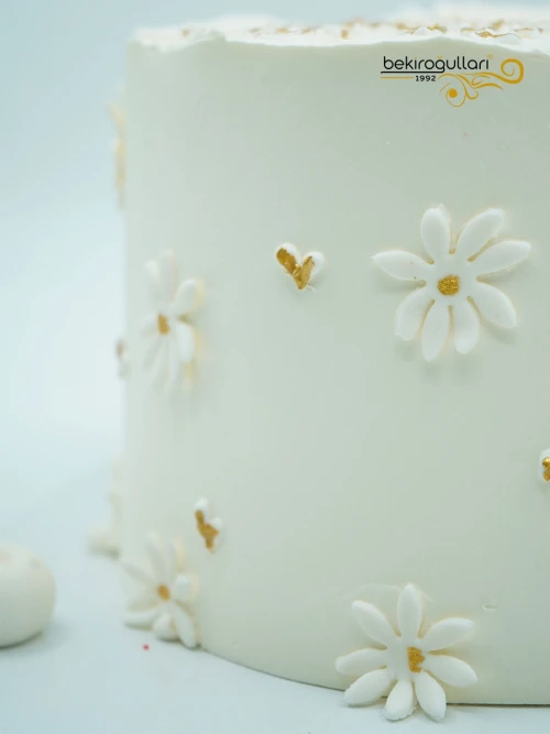 Papatya Süslemeli Naked Cake