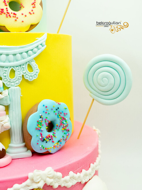 Renkli Şekerleme Süslemeli Pasta