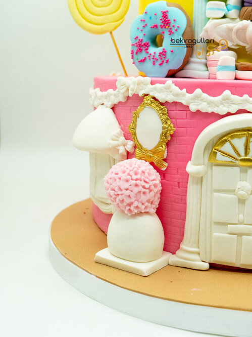 Renkli Şekerleme Süslemeli Pasta