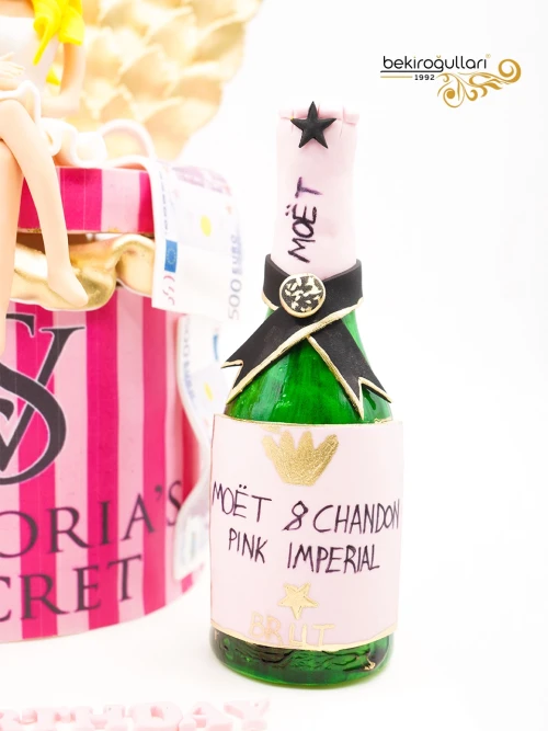 Sarı Saçlı Kadın Figürlü Konsept Pasta