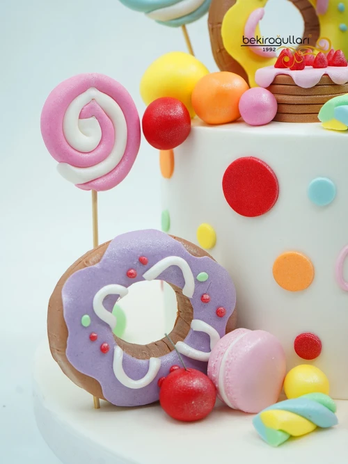 Şeker Ve Donut Süslemeli Butik Pasta