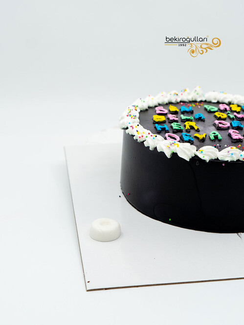 Siyah Renkli Yazılı Sıvama Pasta