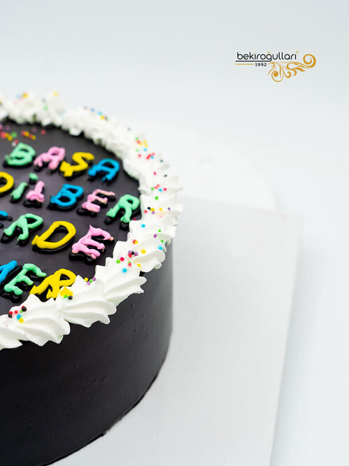 Siyah Renkli Yazılı Sıvama Pasta