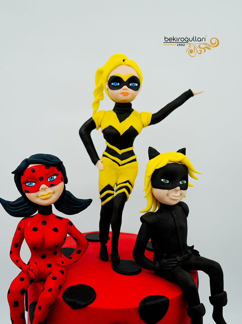 Uğur Böceği ve Kara Kediler Pasta