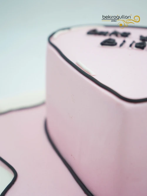 Yazı Detaylı Pembe Pasta