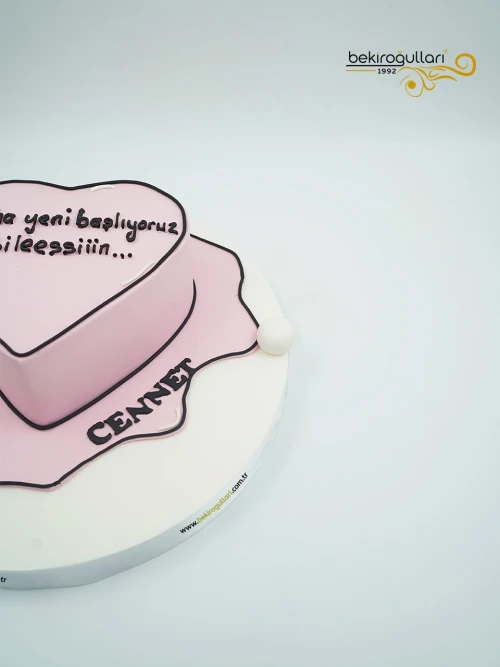 Yazı Detaylı Pembe Pasta