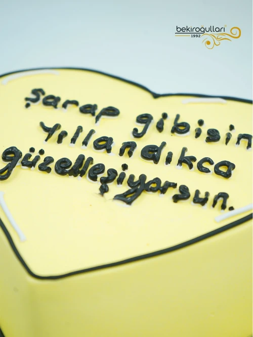 Yazı Detaylı Sarı Pasta
