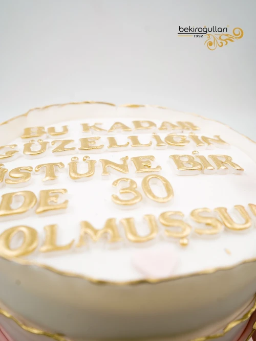 Yazılı Ve Top Süslemeli Butik Pasta