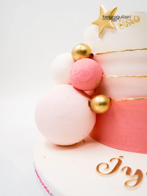 Yazılı Ve Top Süslemeli Butik Pasta