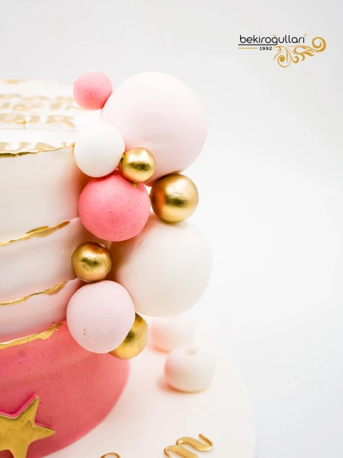 Yazılı Ve Top Süslemeli Butik Pasta