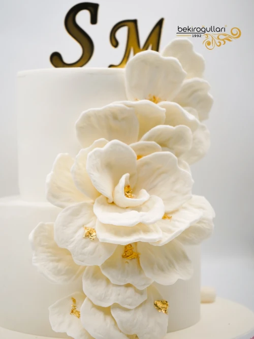 Beyaz Ve Gold Söz Nişan Pastası
