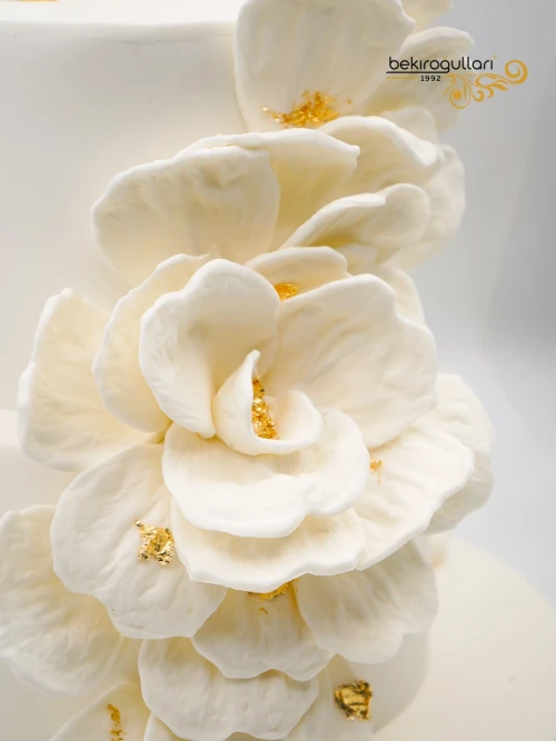 Beyaz Ve Gold Söz Nişan Pastası