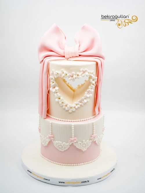 Kurdele Ve Kalp Detay Konsept Pasta